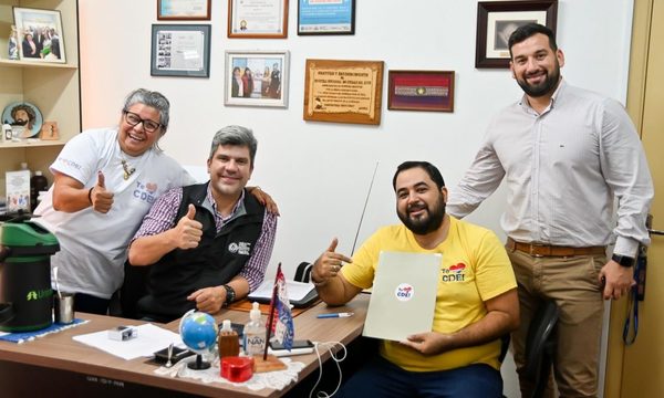 Movimiento político destina recursos para impresión de afiches a Hospital de CDE