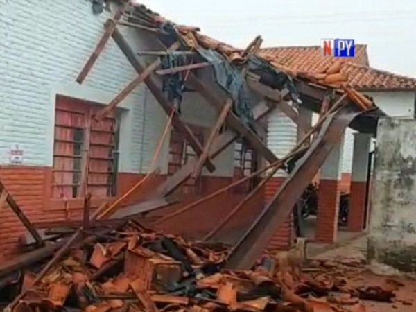 Techo de una escuela se desploma en Carapeguá