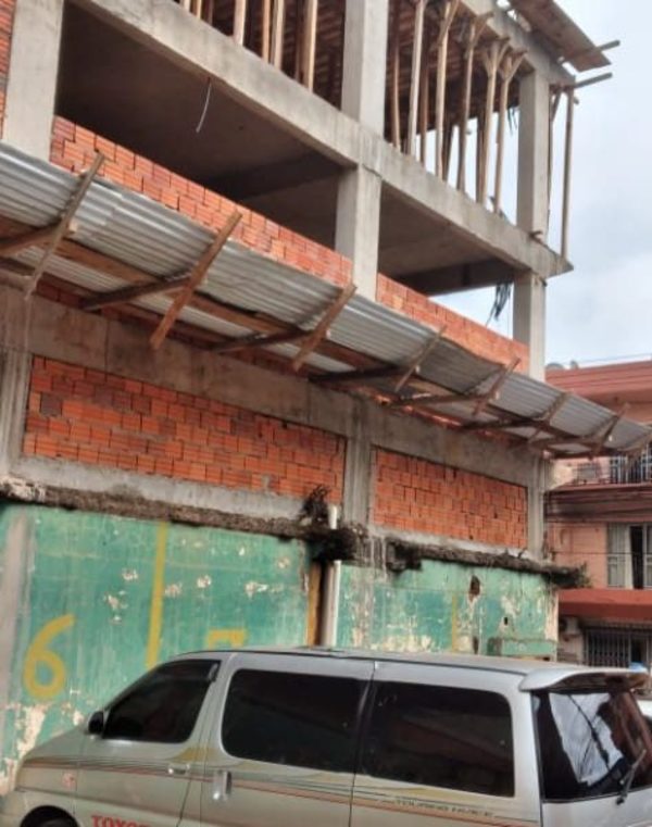 Trabajador cae de edificio en construcción