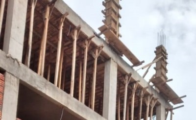 Albañil cae sobre un furgón tras resbalar en una obra en construcción