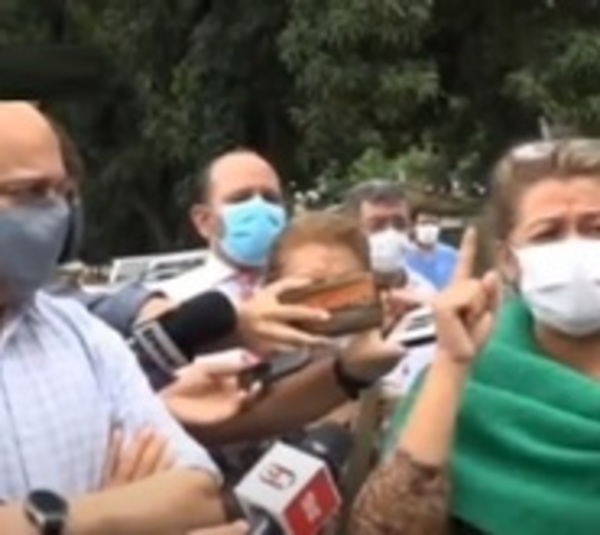 Angustiante clamor de familiares de pacientes con covid - Paraguay.com