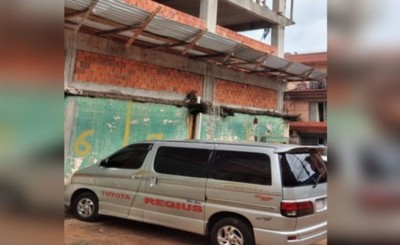 Albañil cae sobre un furgón tras resbalar en una obra en construcción