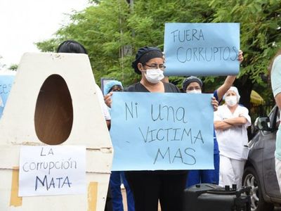 Funcionarios de clínicas exigen medicamentos e insumos