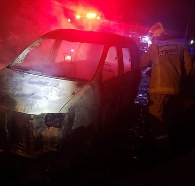 Vehículo estacionado se incendió por completo - ABC en el Este - ABC Color