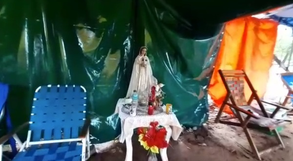 INERAM tiene un 'Ángel' que regala medicamentos, comida y agua a familiares de internados: 'Si lloramos, nos abraza y nos da fuerzas'