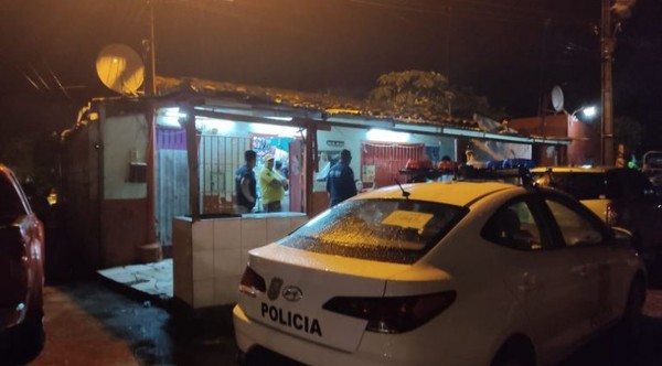 ¡Terrible! Asaltan una bodega y amenazan a la señora con llevarse una de sus criaturas si no soltaba la plata