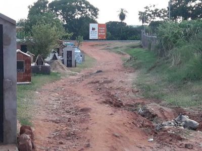 Difuntos son enterrados en plena calle, en Ypané
