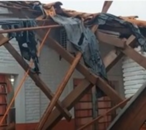 Se desploma el techo de una escuela en Carapeguá - Paraguay.com