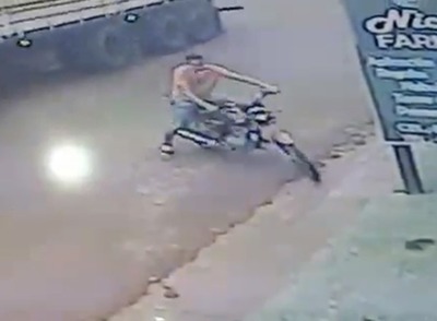 Solitario ladrón roba moto estacionada