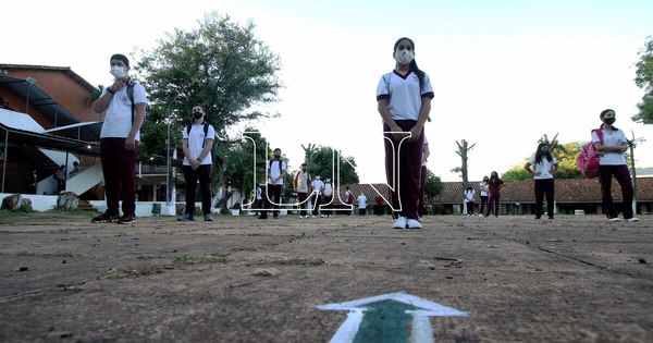 La Nación / Unas 19 escuelas suspendieron clases presenciales porque docentes dieron positivo al COVID-19