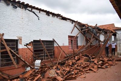 Escuela “refaccionada” en el 2019 se desplomó anoche en Carapeguá - Nacionales - ABC Color