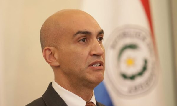 Senadores piden renuncia a autoridades del Ministerio de Salud por mala gestión