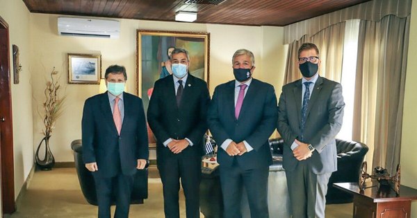 La Nación / Paraguay al borde del colapso sanitario y Mario Abdo organiza aniversario del Mercosur