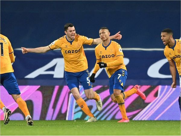 Richarlison mete al Everton en puestos de Champions