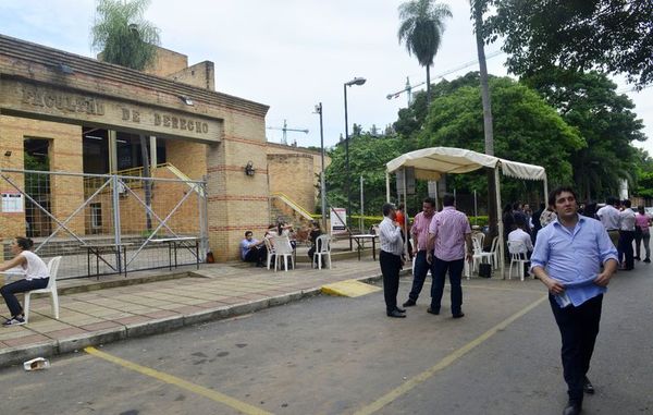 Centro de Estudiantes de Derecho UNA llama a paro general por suba de aranceles - Nacionales - ABC Color