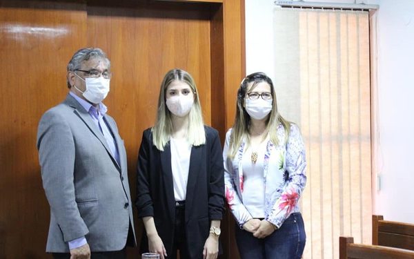 Estudiante de la UNE becada para estudiar en los EE.UU.