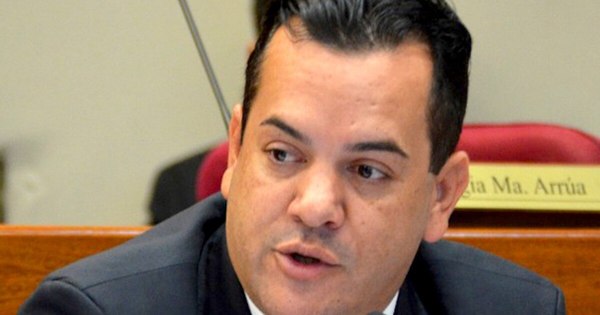 La Nación / Friedmann defiende a Mazzoleni y su equipo y rechaza “descabezar Salud Pública”