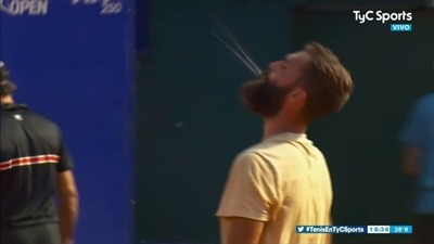 Tenista se frustra, escupe y se deja perder en el último game