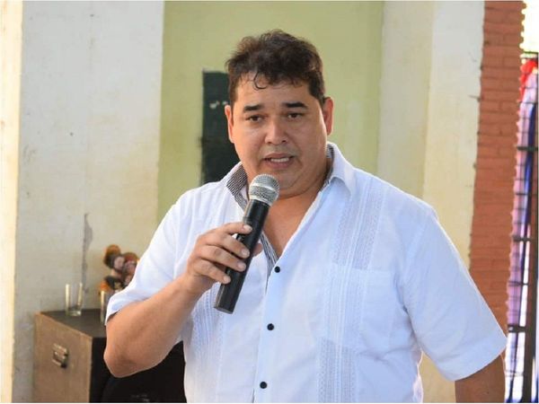 Intendente lamenta pérdida de sus padres por "pésimo" sistema de salud