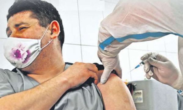 En Bolivia seis personas dan positivo a Covid-19 después de recibir la primera dosis