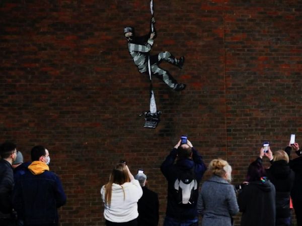 Banksy reaparece al dejar obra en las afueras de una cárcel