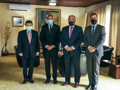 Marito se desconectó  de la crisis y recibió a canciller uruguayo