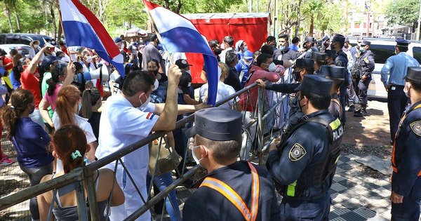 La Nación / #QueSeVayanTodos es el pedido y clamor ciudadano