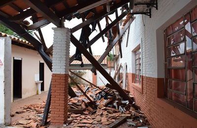 Clausuran una escuela de Carapeguá tras derrumbe del techo de la galería - Nacionales - ABC Color