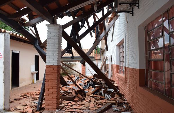 Clausuran una escuela de Carapeguá tras derrumbe del techo de la galería - Nacionales - ABC Color