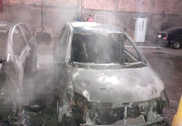 Tres vehículos incendiados dentro de taller en Franco