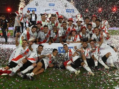 Robert Rojas celebra con River