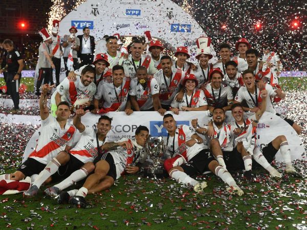 Robert Rojas celebra con River