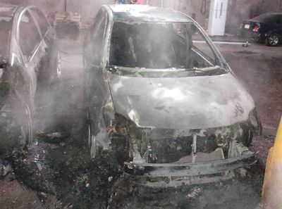 Incendio afecta tres vehículos en taller mecánico - ABC en el Este - ABC Color