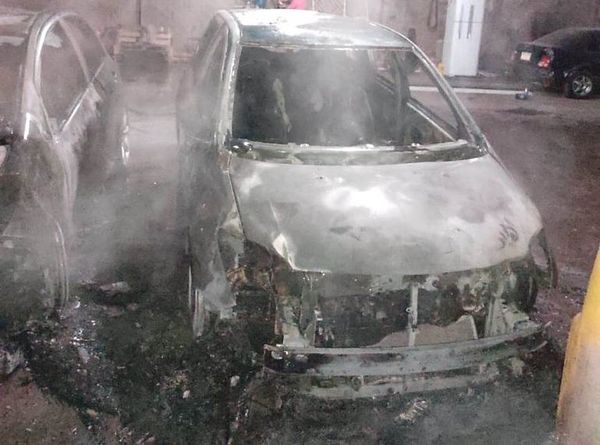 Incendio afecta tres vehículos en taller mecánico - ABC en el Este - ABC Color