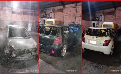 Incendio en taller deja tres vehículos totalmente incinerados