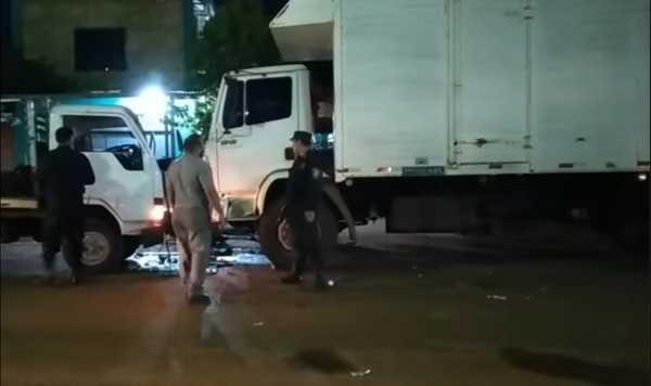 Choque frontal entre camiones en el barrio Azucena - Noticiero Paraguay