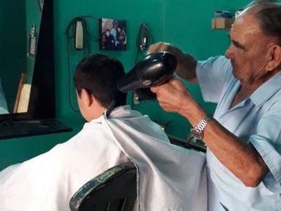 Don Valiente, el abue peluquero más antiguo de Yaguarón