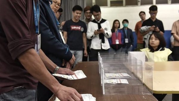 China analiza una reforma electoral para ampliar su poder en Hong Kong