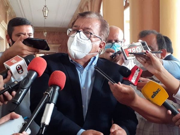 Nicanor minimiza crisis y afirma que se quiere tumbar al Gobierno