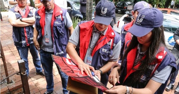 La Nación / Tributación fiscaliza farmacias aledañas a hospitales respiratorios