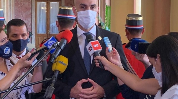 Mazzoleni renuncia a su cargo de ministro de salud tras reclamos por medicamentos