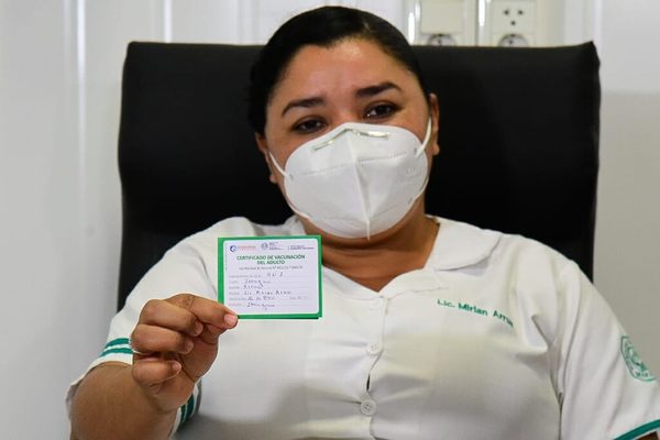 Licenciada vacunada contra el Covid desmiente haber sido internada | Ñanduti