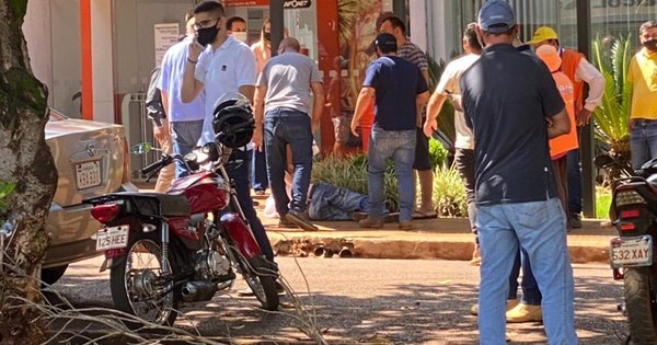 La Nación / Hieren a dos funcionarios de una distribuidora en asalto frente a un banco de Santa Rita