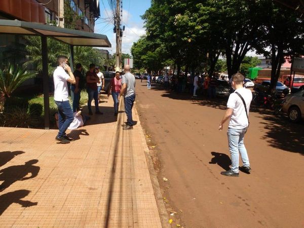 Delincuentes llevan un maletín con dinero durante asalto en Santa Rita