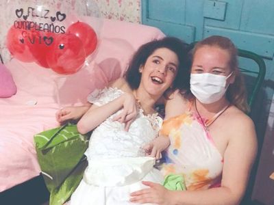 Celebró sus 15 en cama y sin poder caminar