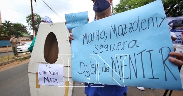 La Nación / Funcionarios de Clínicas festejan renuncia de Mazzoleni y anuncian protestas permanentes