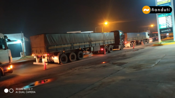 Caminera analiza aplicar multas a camiones mal estacionados sobre Acceso Sur, en la zona de Ytororó | Ñanduti