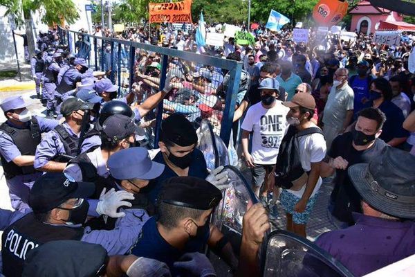 Incidentadas protestas en Formosa por vuelta a fase 1 de la cuarentena - Mundo - ABC Color
