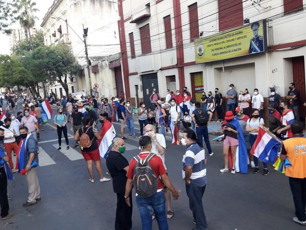 Ciudadanos se manifiestan contra la corrupción