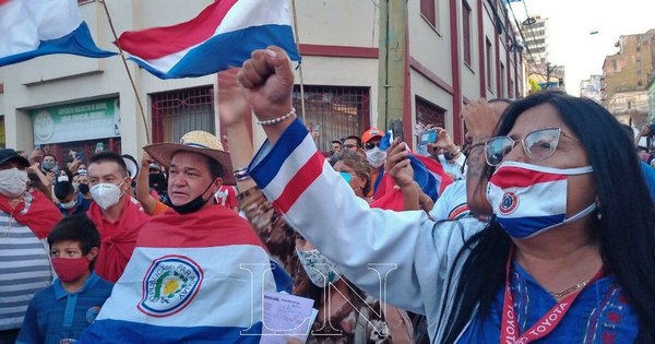 La Nación / “¡Fuera Marito! ¡fuera Marito!”, gritan manifestantes frente al Congreso